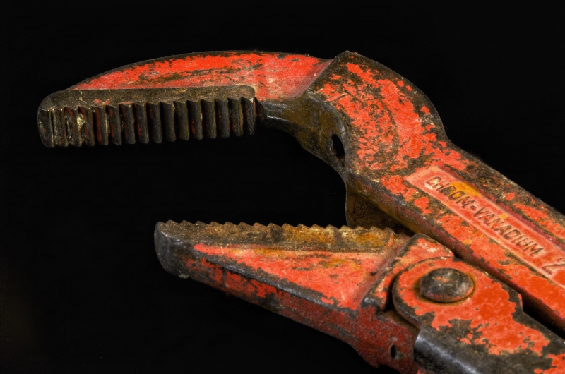 plombier-STE MAXIME-min_pipe-wrench-318084